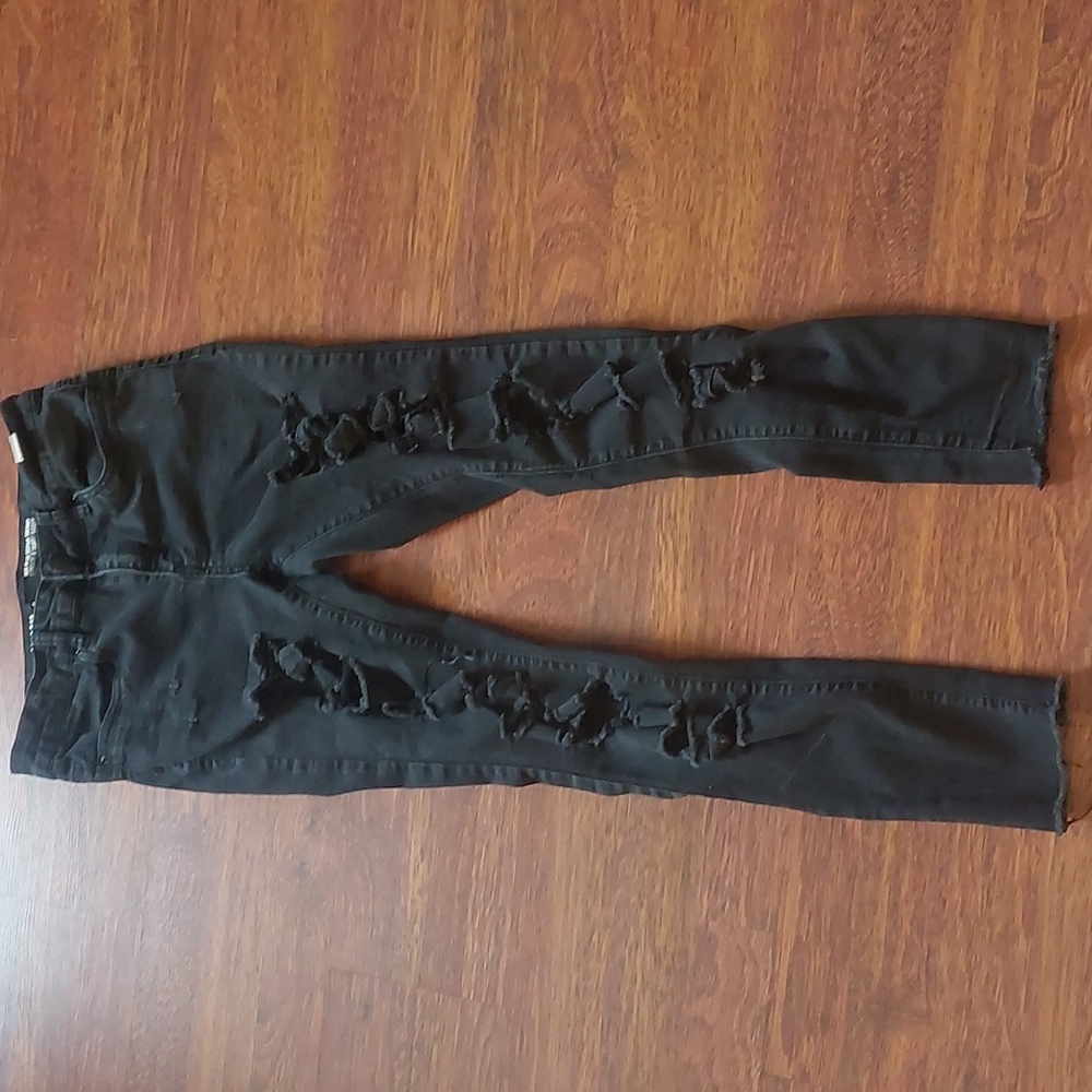 Ripped‎ jeans